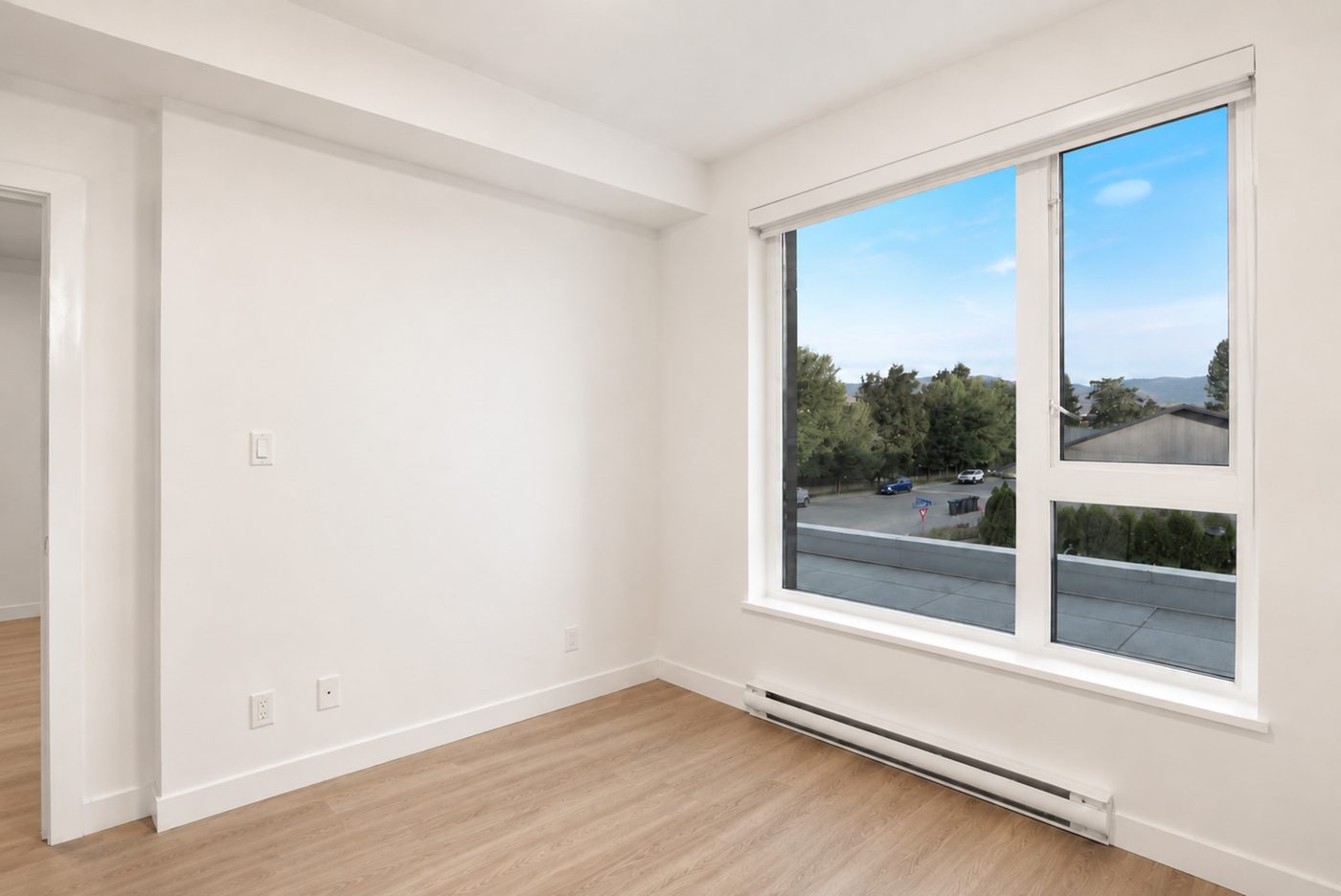 Bedroom with window seat — empty room